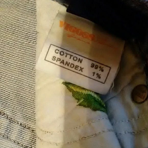 Vigoss distressed jeans w/ flower patch on pocket. - Picture 5 of 7